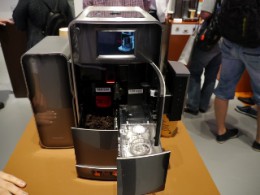 徹底されたフロントアクセス。正面側にウォータータンクとコーヒーの残りカスの容器が収納される