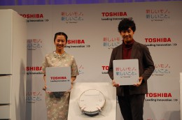 東芝の生活家電イメージキャラクターの大泉洋さんと優香さんが新製品の披露に参加した