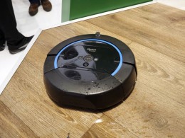 iRobot社の新型機、モップ掛けロボット掃除機Scooba「スクーバ」。濡れても問題ないようにゴムが多用されている。